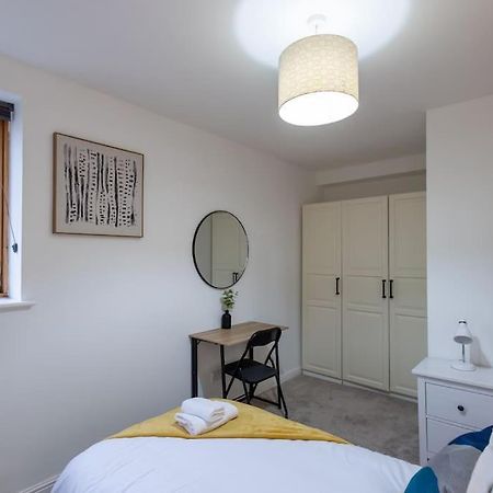 Morden London Apartment, By The Sea With Free Parking Екстериор снимка