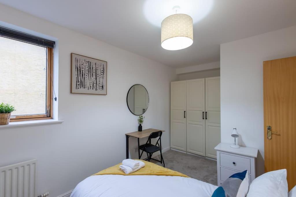 Morden London Apartment, By The Sea With Free Parking Екстериор снимка
