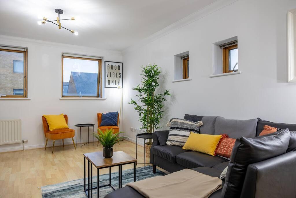 Morden London Apartment, By The Sea With Free Parking Екстериор снимка