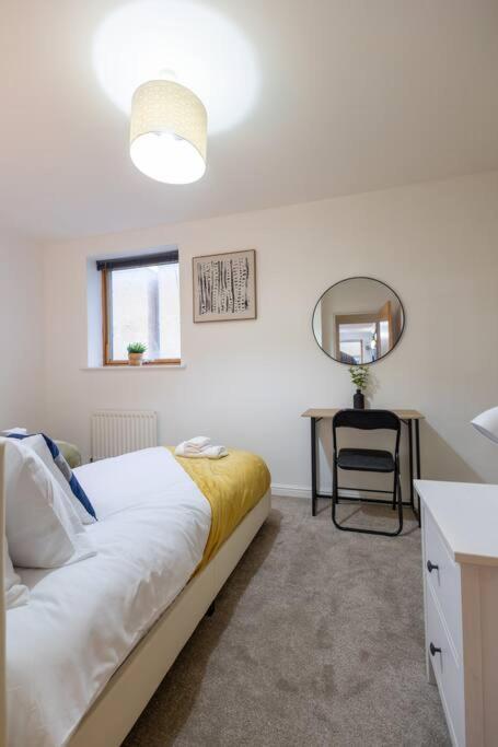 Morden London Apartment, By The Sea With Free Parking Екстериор снимка