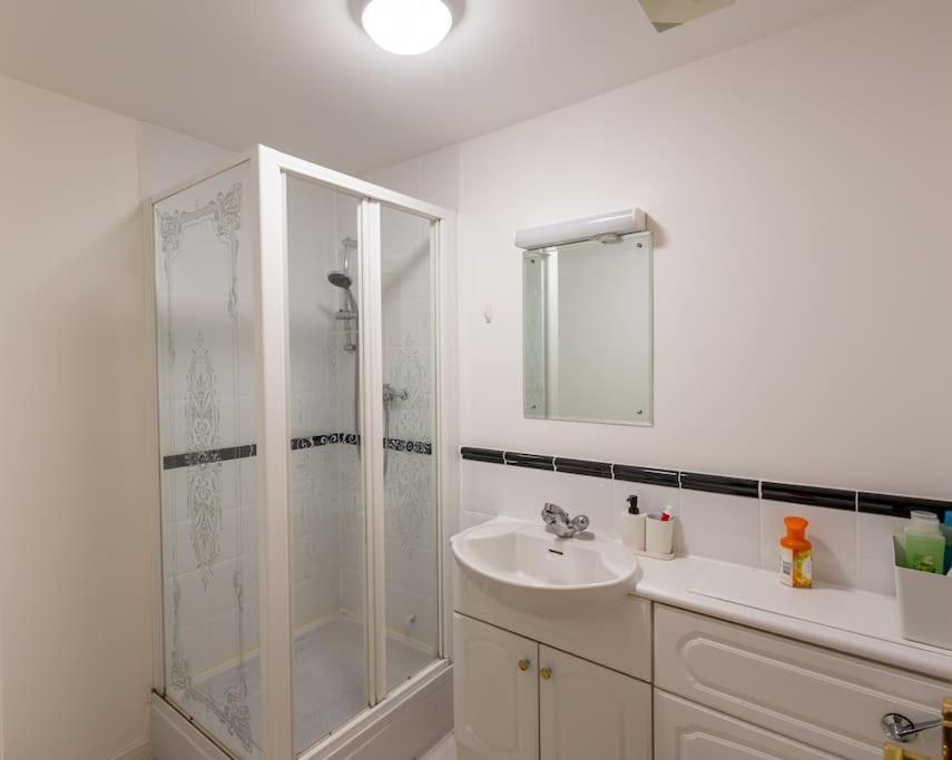 Morden London Apartment, By The Sea With Free Parking Екстериор снимка