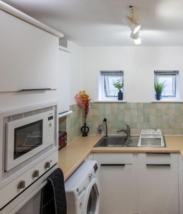 Morden London Apartment, By The Sea With Free Parking Екстериор снимка