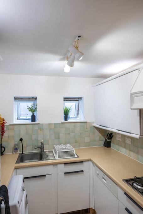 Morden London Apartment, By The Sea With Free Parking Екстериор снимка