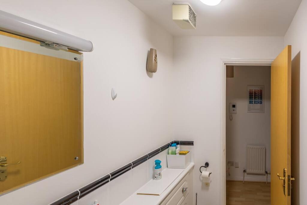 Morden London Apartment, By The Sea With Free Parking Екстериор снимка