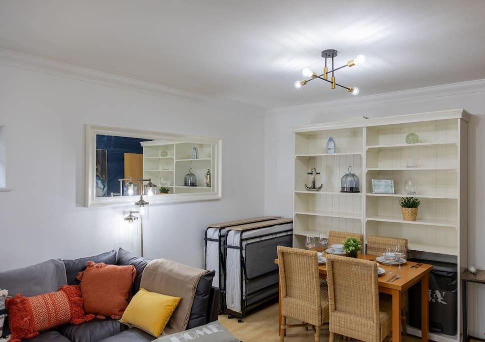 Morden London Apartment, By The Sea With Free Parking Екстериор снимка