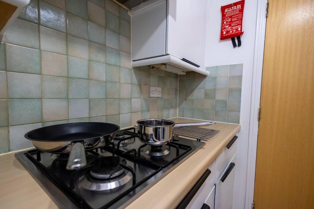 Morden London Apartment, By The Sea With Free Parking Екстериор снимка